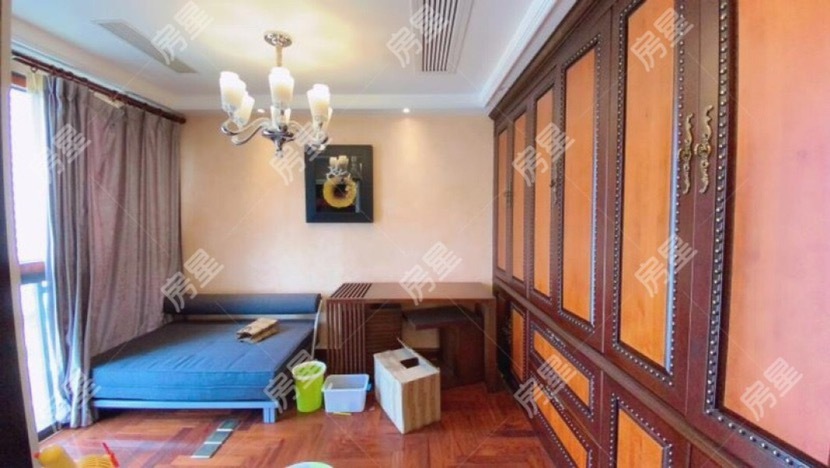 4室2廳2陽臺(tái) 紅星國際檀宮客廳