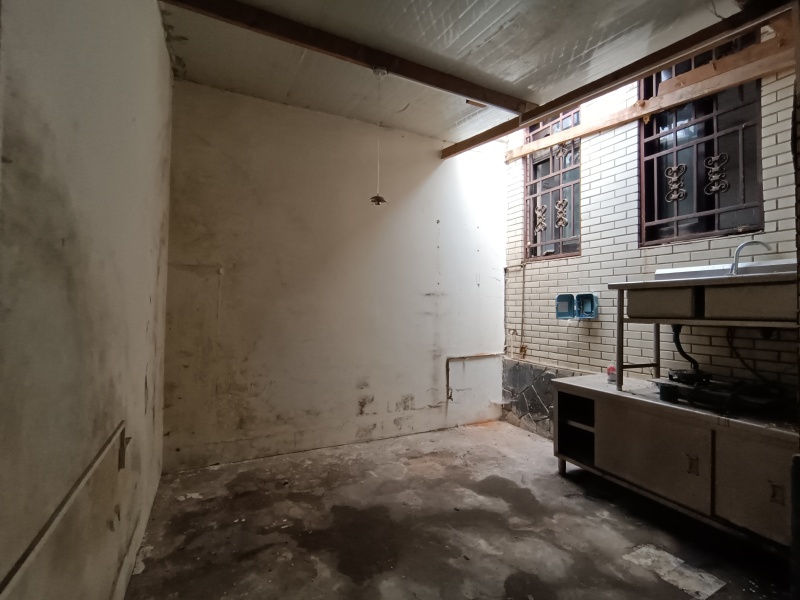 7室2廳2陽臺 鑫苑小區(qū)別墅陽臺