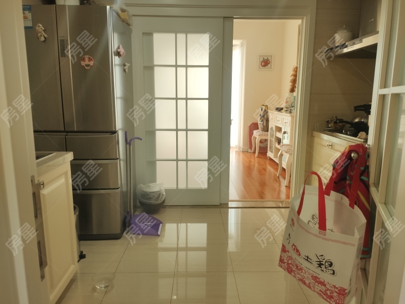 4室2廳2陽臺(tái) 金岸春天客廳