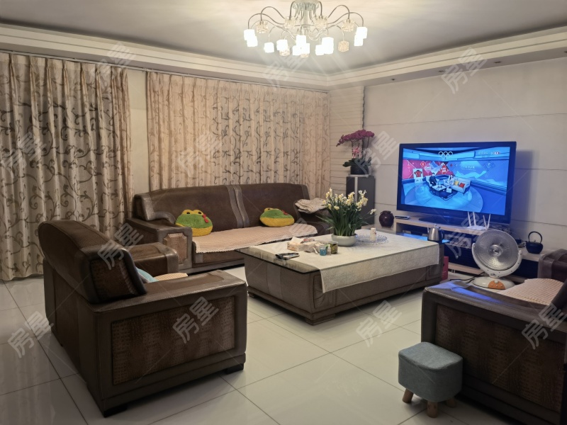 5室2廳3陽(yáng)臺(tái) 西麗園客廳