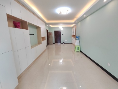 3室2廳1陽(yáng)臺(tái) 醫(yī)大廣場(chǎng)