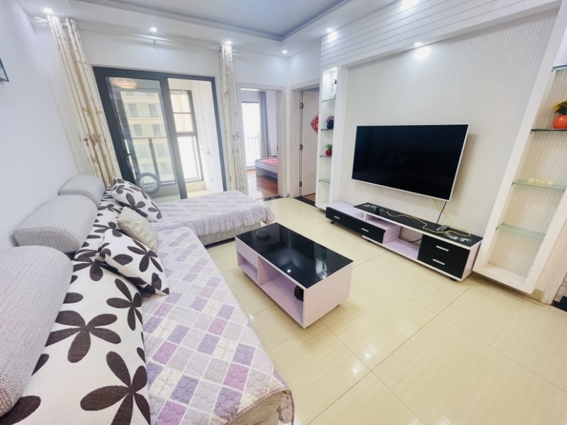 3室2廳1陽(yáng)臺(tái) 龍湖水晶酈城客廳