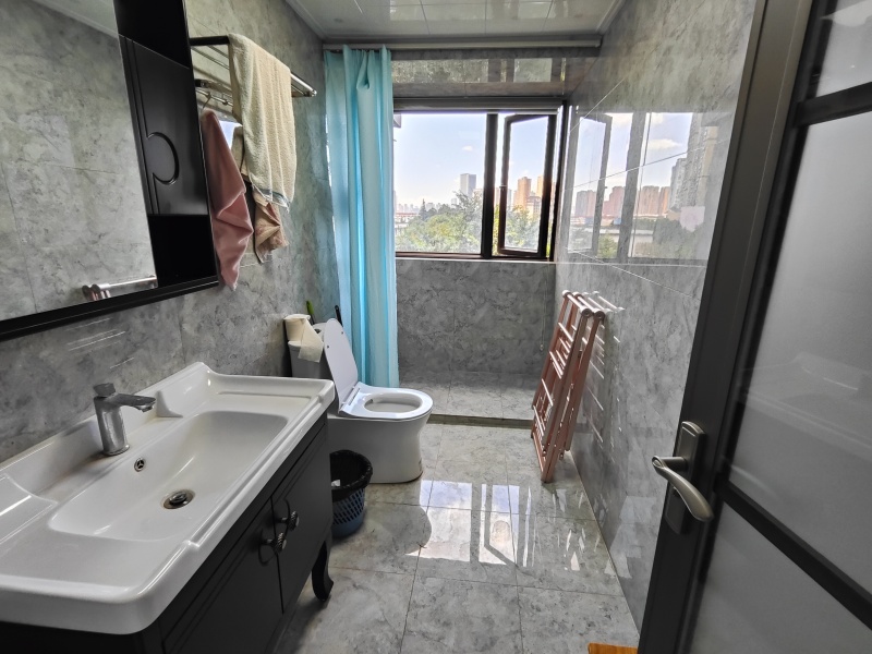 4室2廳 俊發(fā)盛唐城未央郡（二期）衛(wèi)生間