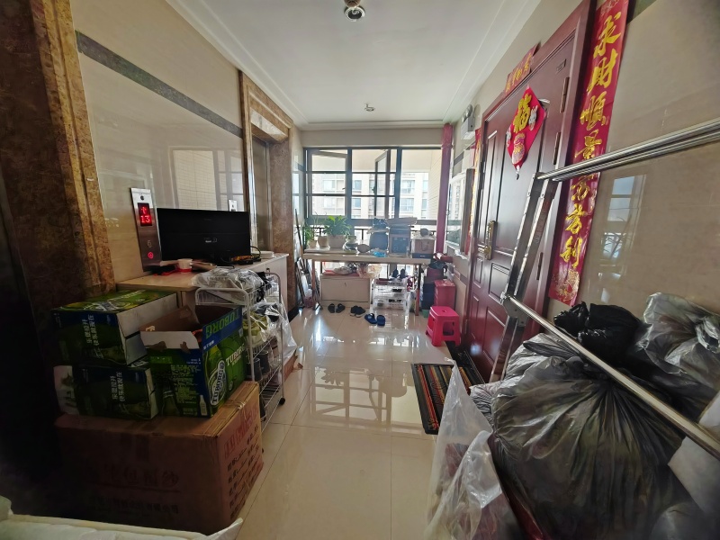 4室2廳1陽臺(tái) 同德昆明廣場(chǎng)A區(qū)門廳