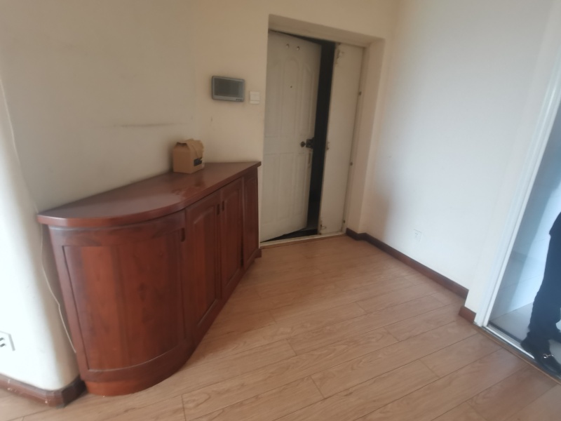 3室2廳1陽(yáng)臺(tái) 翠湖俊園門(mén)廳