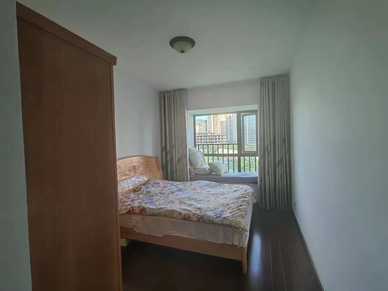 4室2廳2陽(yáng)臺(tái) 金域緹香臥室