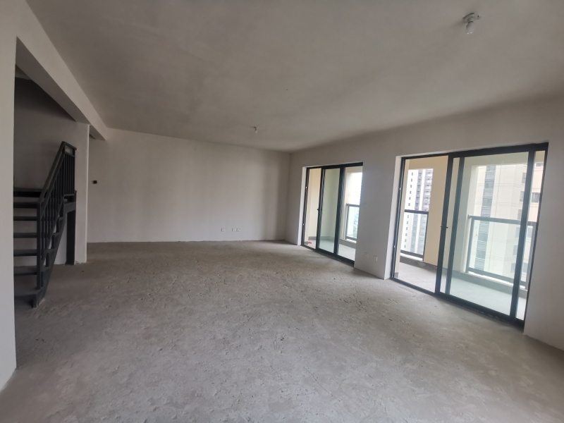 5室2廳3陽臺 新希望白麓城三期客廳