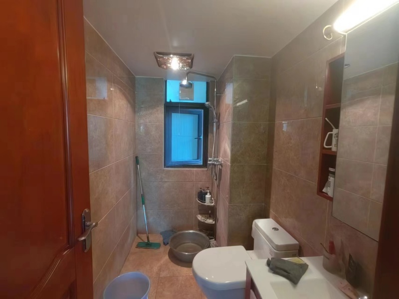 4室2廳2陽(yáng)臺(tái) 金域緹香衛(wèi)生間