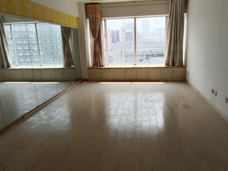 2室2廳1陽(yáng)臺(tái) 櫻花麗景公寓客廳