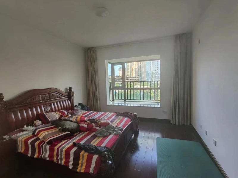 4室2廳2陽(yáng)臺(tái) 金域緹香臥室