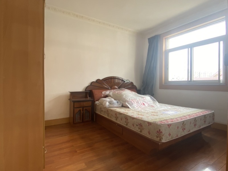 3室2廳1陽臺 高支隊臥室