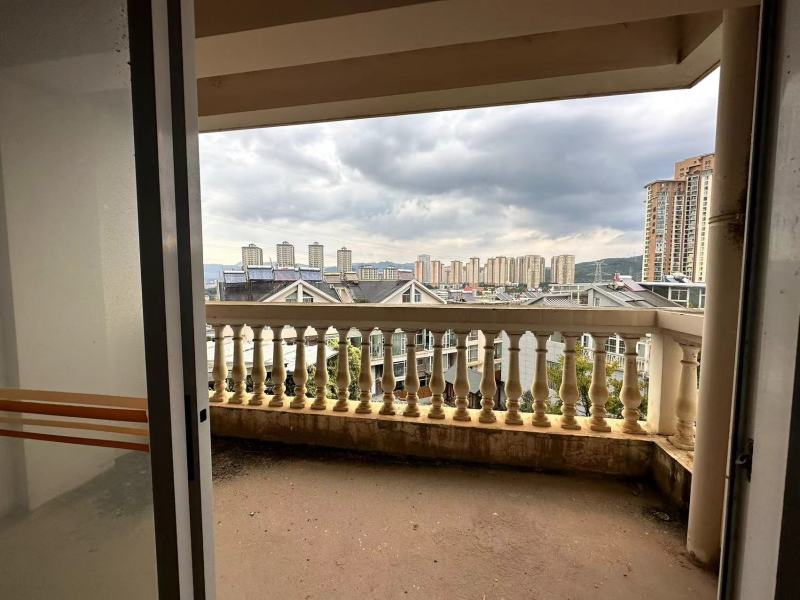 5室3廳3陽臺 清水木華別墅陽臺