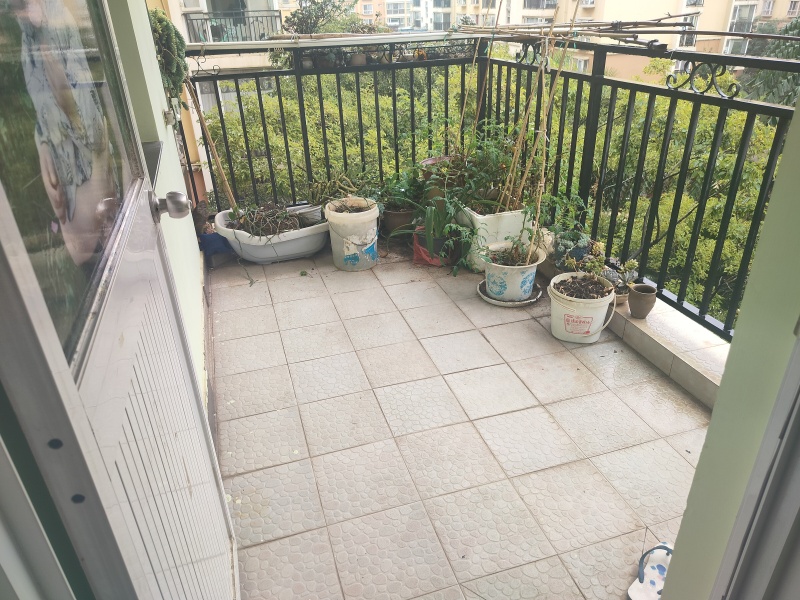 4室2廳2陽(yáng)臺(tái) 玫瑰灣小區(qū)陽(yáng)臺(tái)