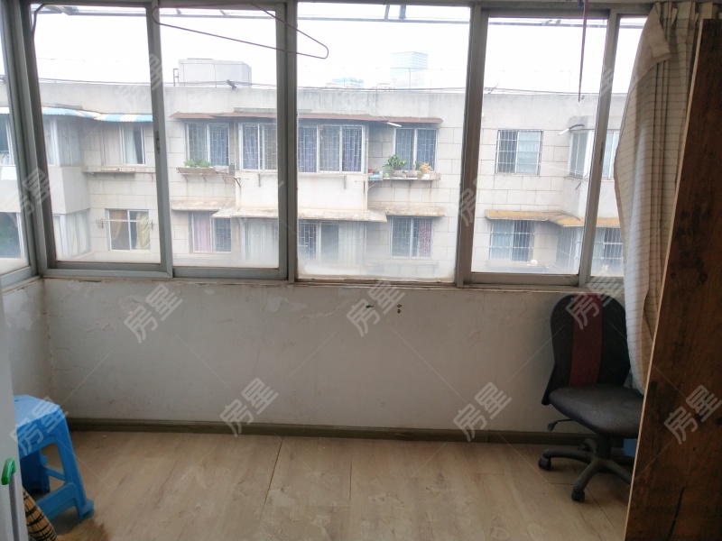 3室2廳2陽臺 怡康溫泉新村A區(qū)陽臺