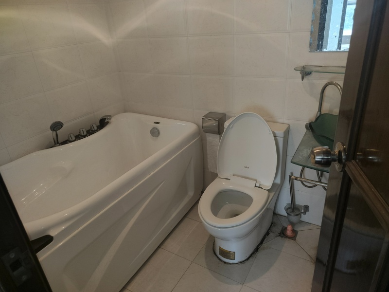 4室2廳2陽(yáng)臺(tái) 玫瑰灣小區(qū)衛(wèi)生間