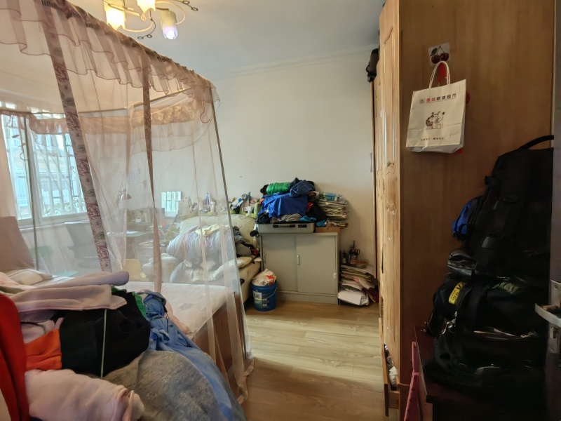 3室2廳2陽臺 秋苑小區(qū)臥室