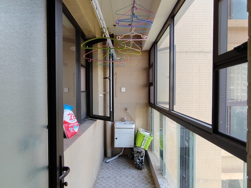 3室2廳1陽(yáng)臺(tái) 盛高大城二期陽(yáng)臺(tái)