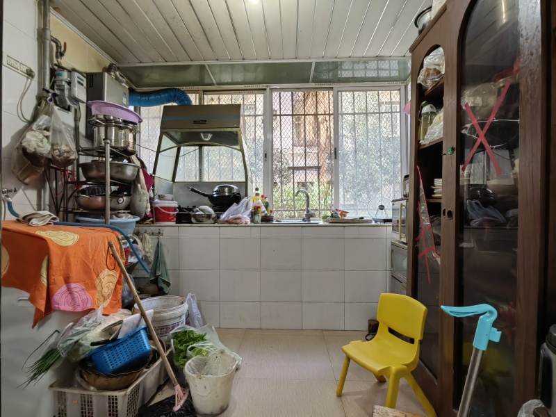 3室2廳2陽臺 秋苑小區(qū)廚房