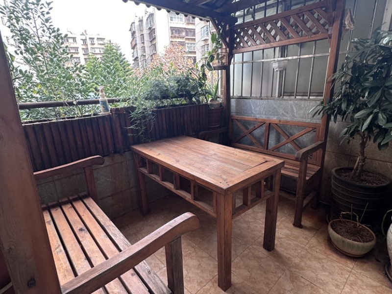严家地小区自家花园