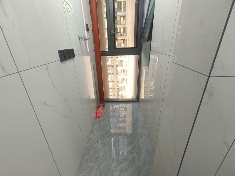 3室2廳2陽臺 融城昆明湖湖珀陽臺