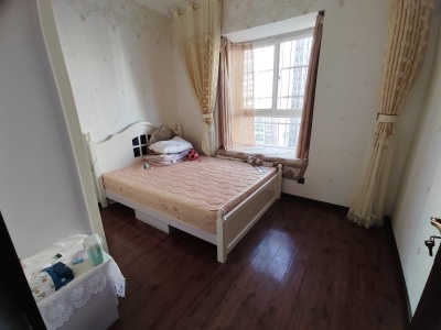 4室2廳2陽臺 東泰花園一區(qū)