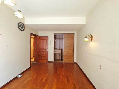 5室2廳3陽(yáng)臺(tái) 盛高大城二期臥室