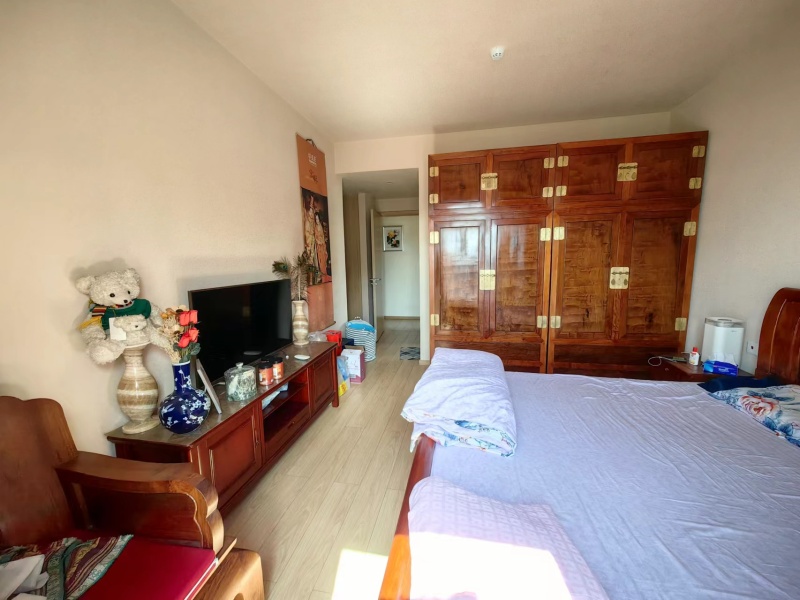 4室2廳2陽(yáng)臺(tái) 俊發(fā)城金盞苑客廳