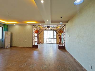 5室2廳3陽(yáng)臺(tái) 盛高大城二期客廳