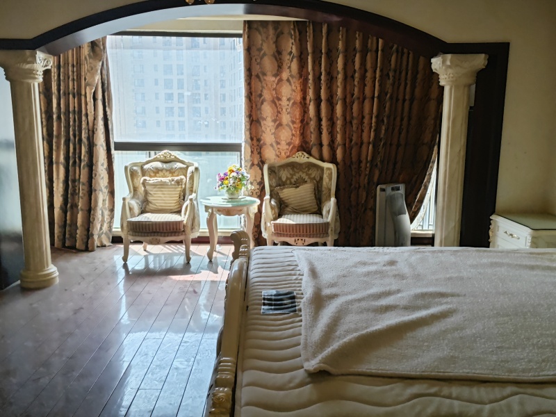 5室2廳2陽臺(tái) 盛高大城二期臥室