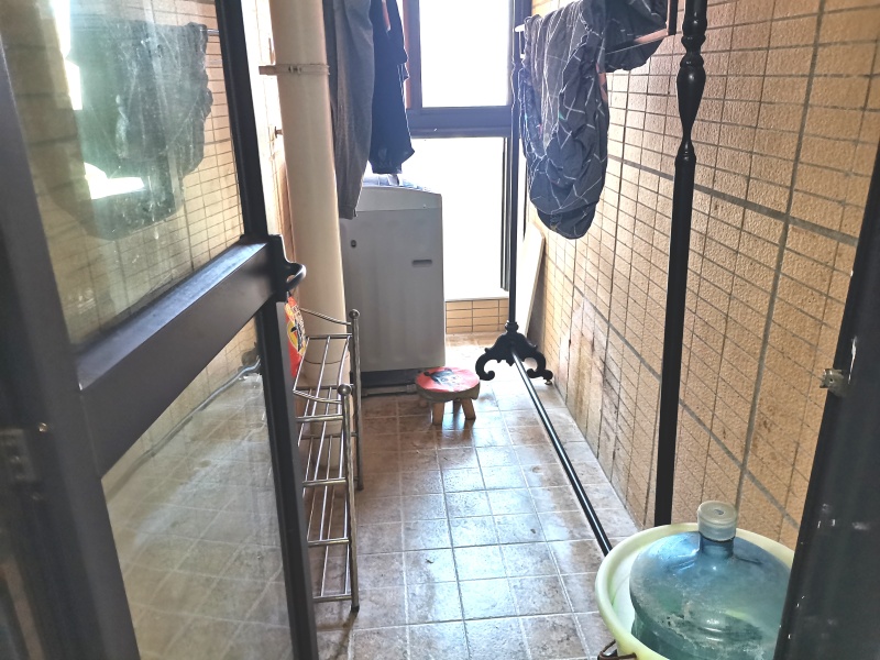 3室1廳1陽(yáng)臺(tái) 濱江俊園一期客廳