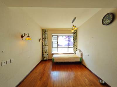 5室2廳3陽(yáng)臺(tái) 盛高大城二期臥室