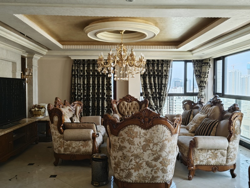 5室2廳2陽臺(tái) 盛高大城二期客廳