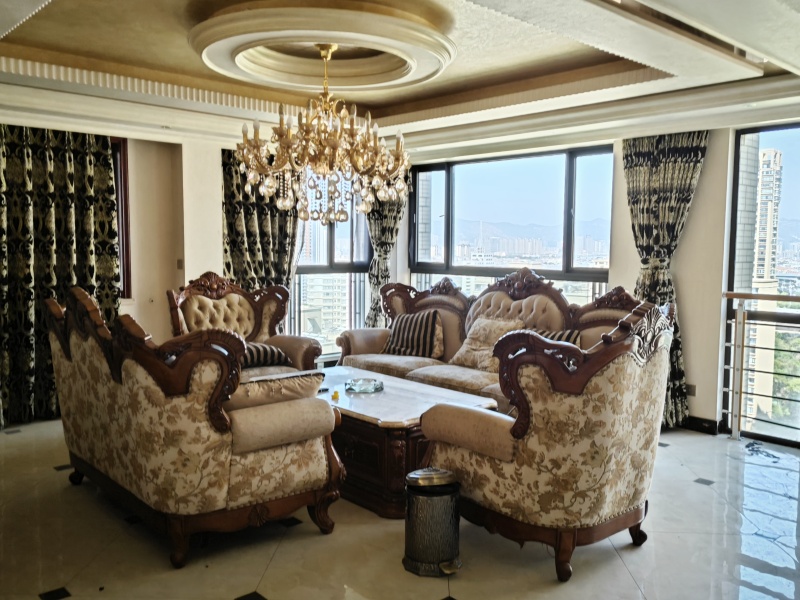 5室2廳2陽臺(tái) 盛高大城二期客廳