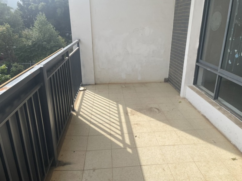 5室2廳3陽臺 金江小區(qū)涵苑別墅陽臺