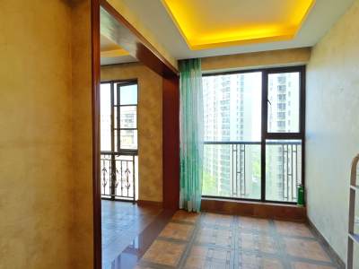 5室2廳3陽(yáng)臺(tái) 盛高大城二期門(mén)廳