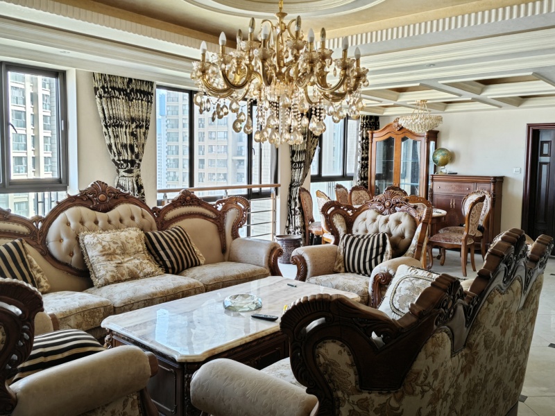 5室2廳2陽臺(tái) 盛高大城二期客廳