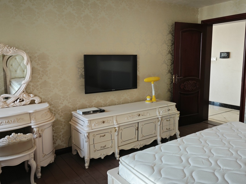 5室2廳2陽臺(tái) 盛高大城二期臥室