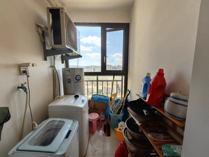 4室2廳2陽(yáng)臺(tái) 俊發(fā)城金盞苑客廳