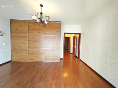 5室2廳3陽(yáng)臺(tái) 盛高大城二期臥室