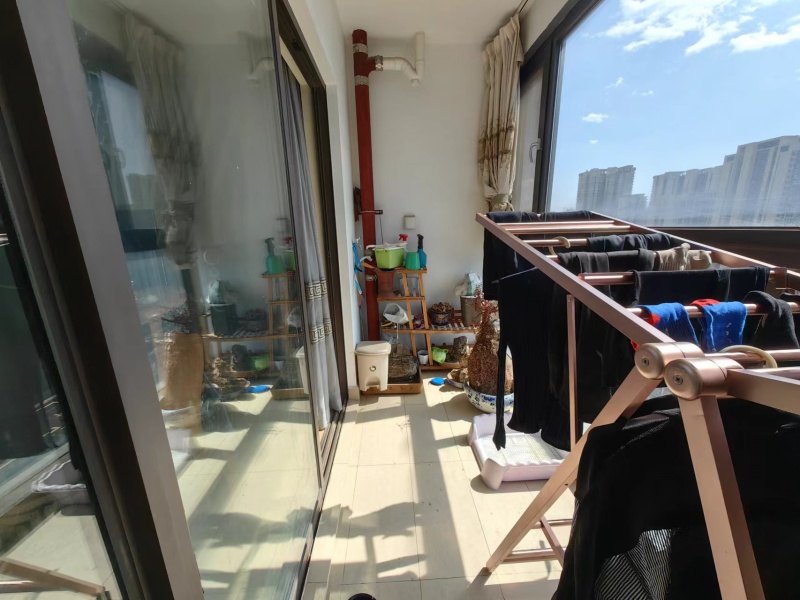 4室2廳2陽(yáng)臺(tái) 俊發(fā)城金盞苑客廳