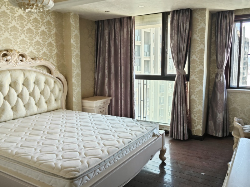 5室2廳2陽臺(tái) 盛高大城二期臥室