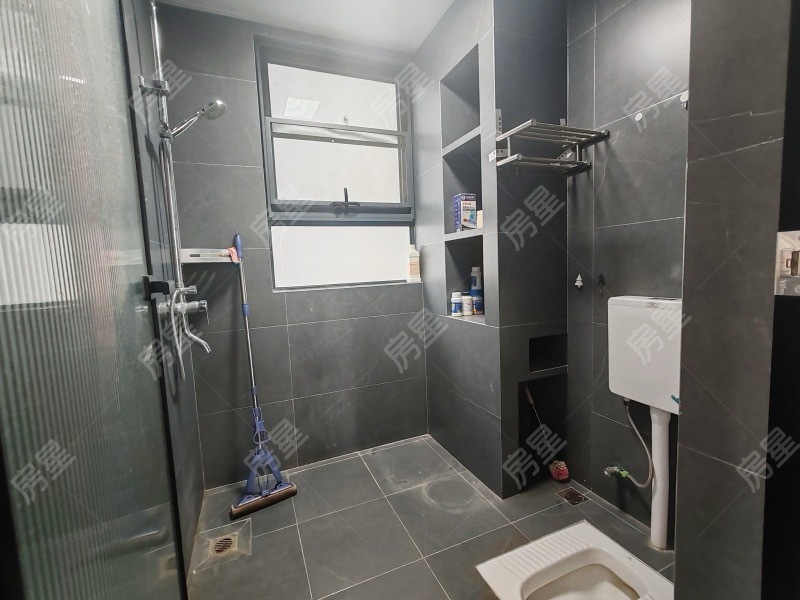 3室2廳1陽(yáng)臺(tái) 大華公園天下東湖苑衛(wèi)生間