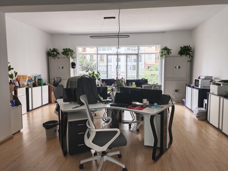 4室2廳2陽臺 鑫逸苑客廳