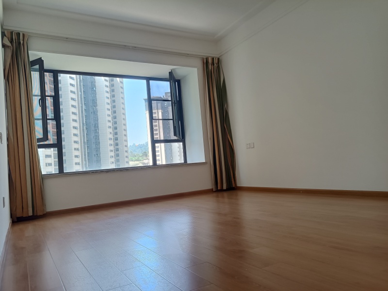 3室2廳2陽臺 中海云著臥室