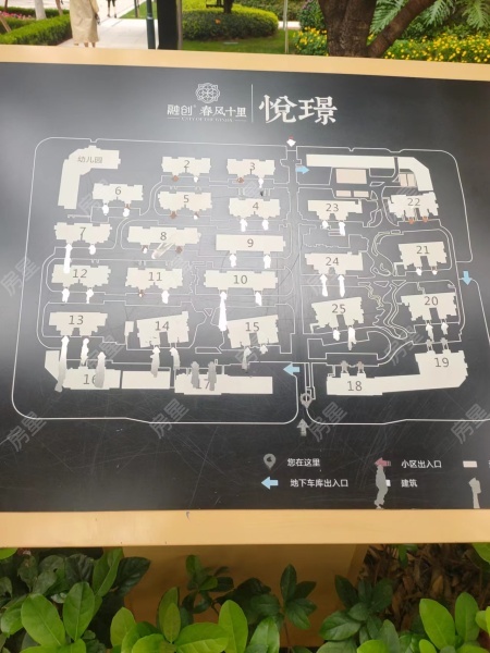 4室2廳2陽臺 融創(chuàng)春風(fēng)十里A8&amp;A13地塊客廳