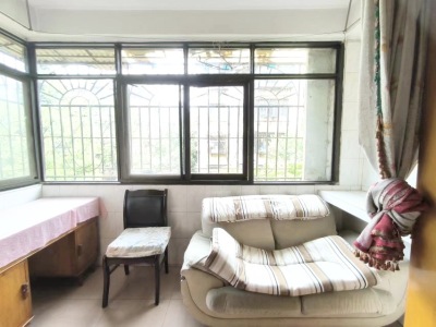 3室2廳1陽臺 寧靜小區(qū)陽臺