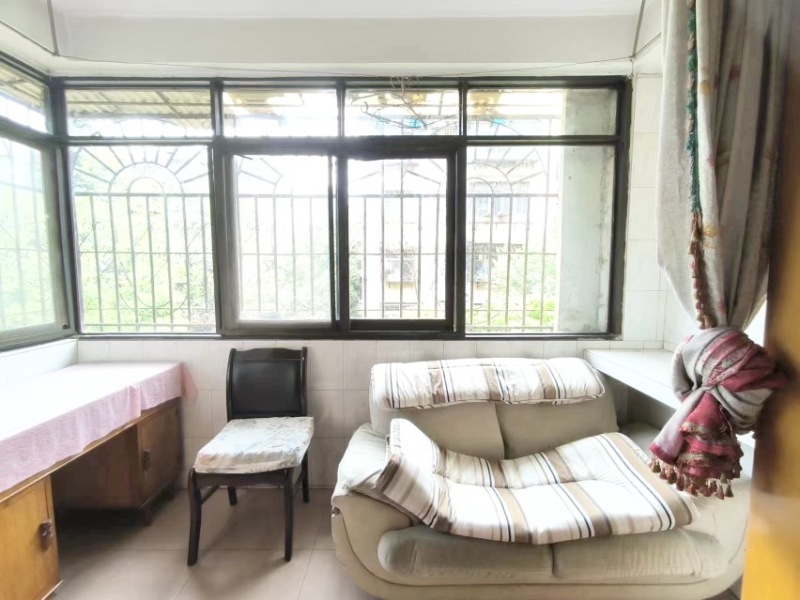 3室2廳1陽臺 寧靜小區(qū)陽臺