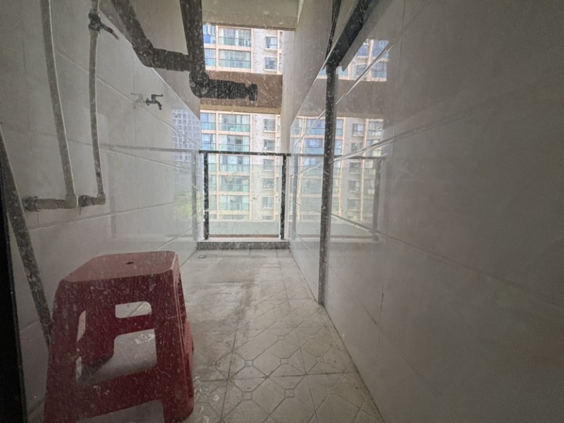 3室2廳2陽(yáng)臺(tái) 潤(rùn)城二區(qū)陽(yáng)臺(tái)