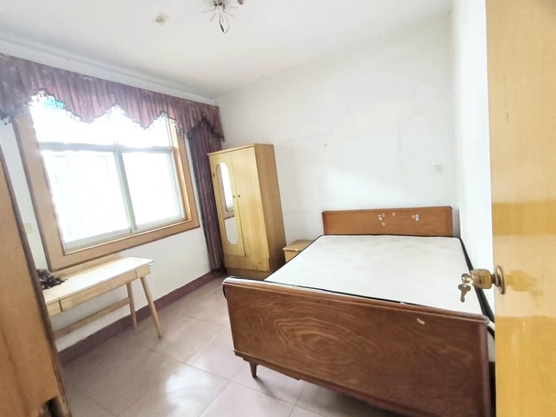 3室2廳1陽臺 寧靜小區(qū)臥室