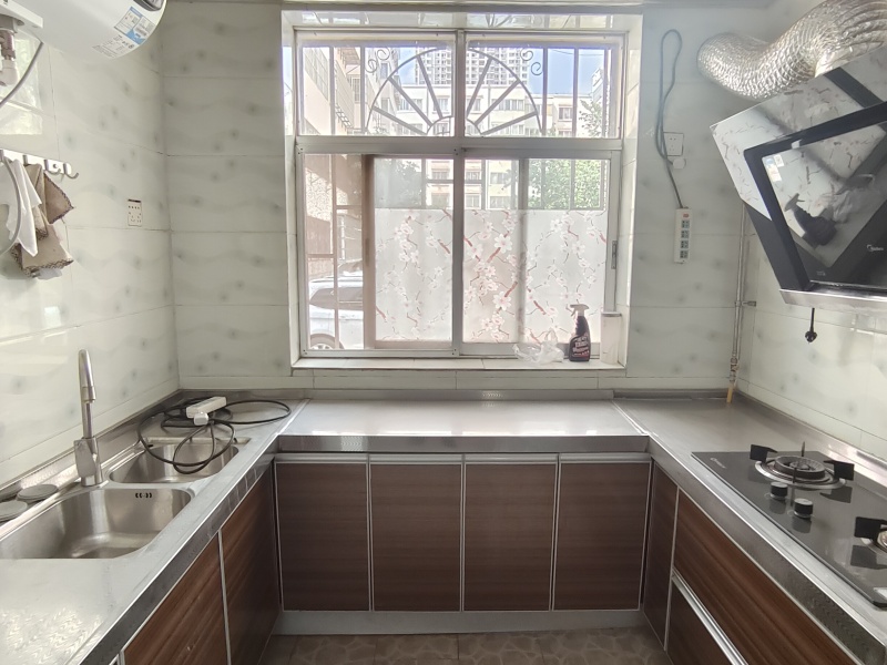 3室2廳1陽(yáng)臺(tái) 波羅小區(qū)廚房